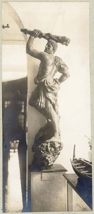 statue : Hercule revêtu de la peau du lion de Némée