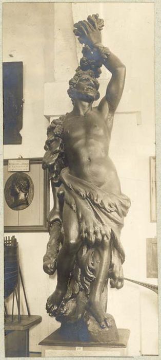 statue : Hercule revêtu de la peau du lion de Némée