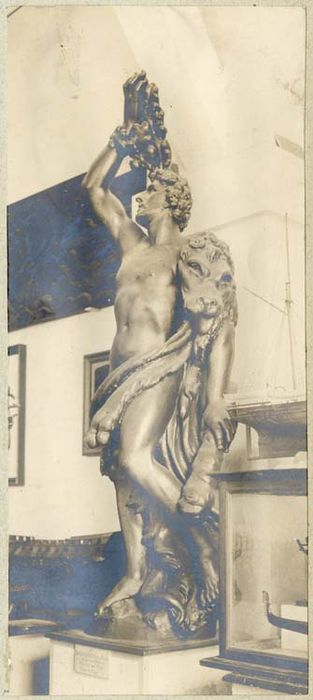 statue : Hercule revêtu de la peau du lion de Némée