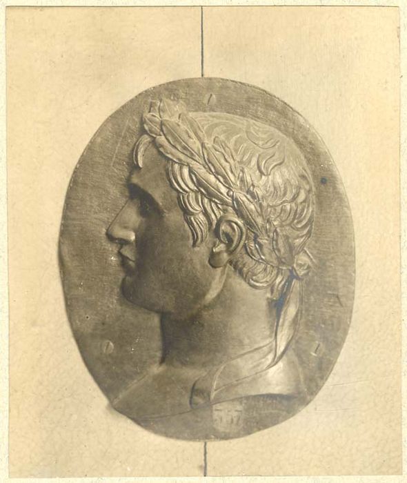 relief en médaillon : Napoléon 1er