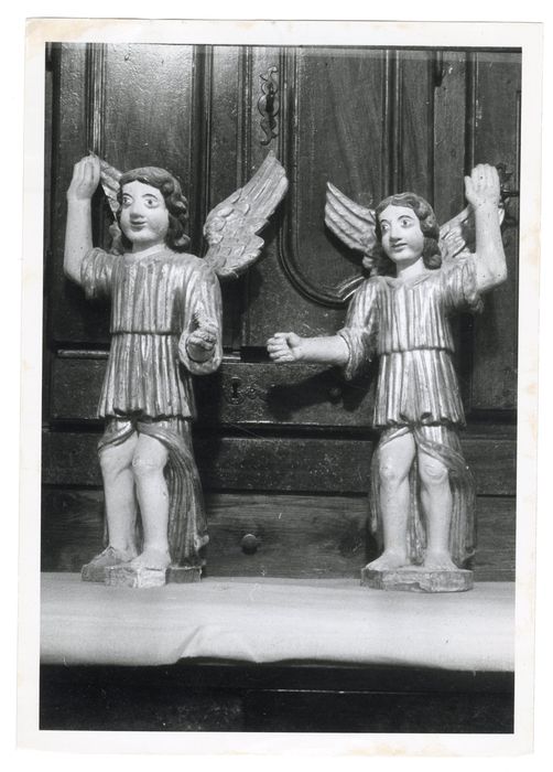 Deux statues : Anges porte-flambeaux