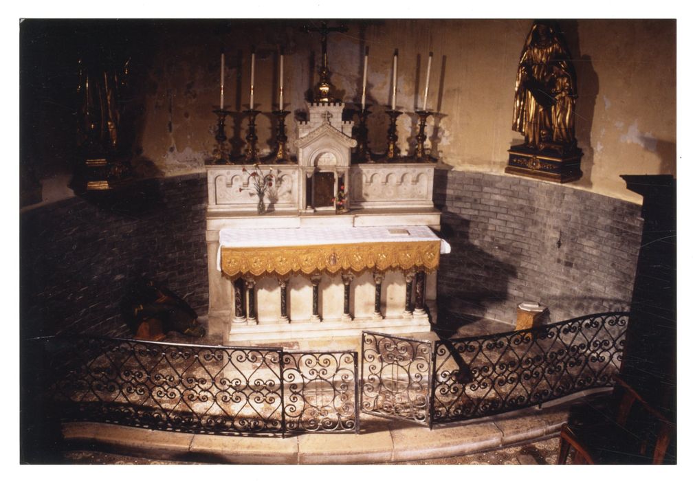 clôture de la chapelle Saint-Coeur-de-Marie et Sainte-Anne (table de communion)