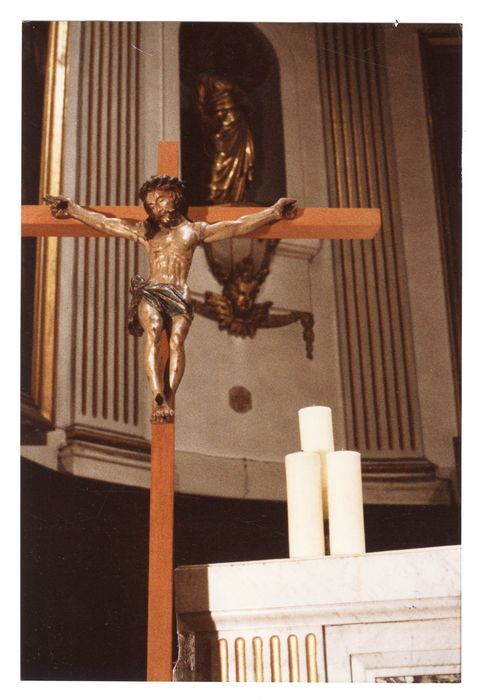 statue : Christ en croix