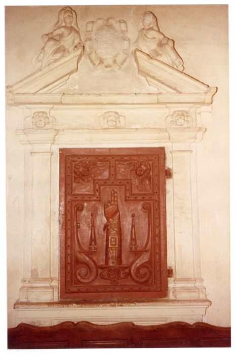 vantail de la porte de l'armoire à reliquaires
