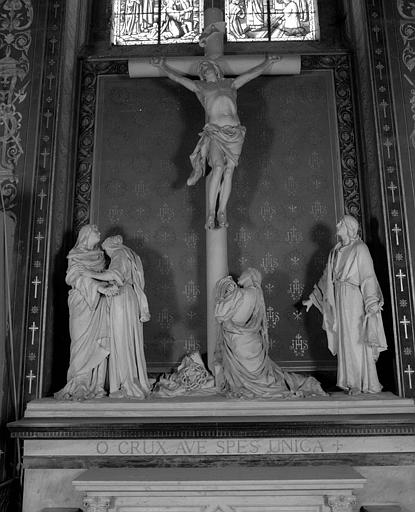 Autel situé à droite en entrant : Détail du groupe sculpté de la Crucifixion