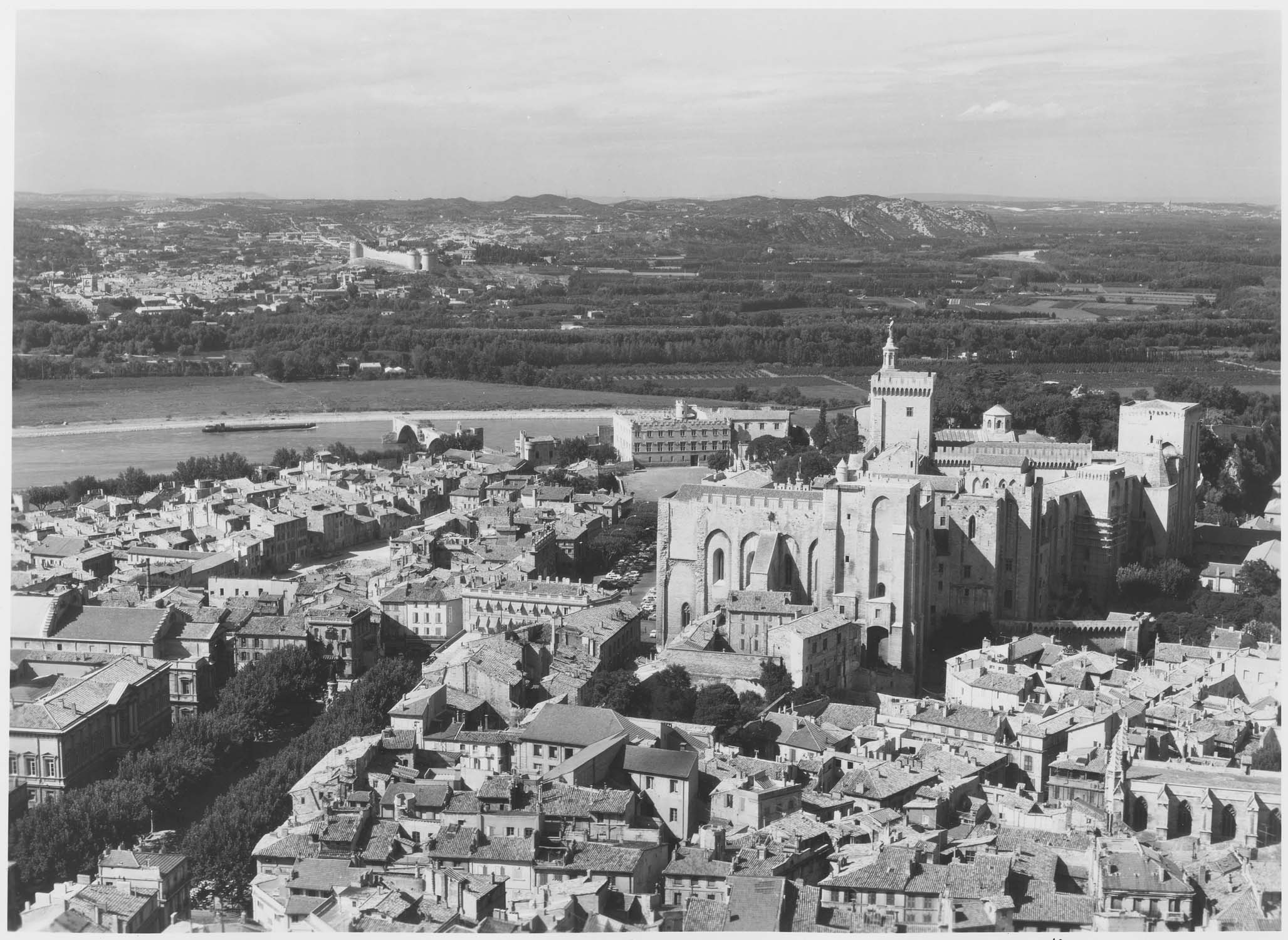 Palais des Papes, île de la Barthelasse et vue de Villeneuve-lès-Avignon