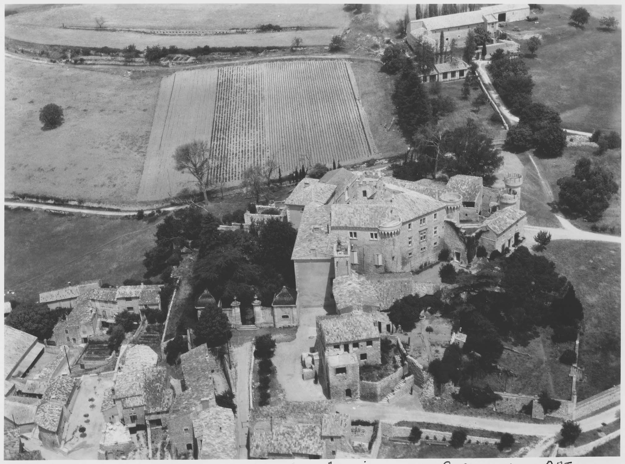 Le château et le village de Murs