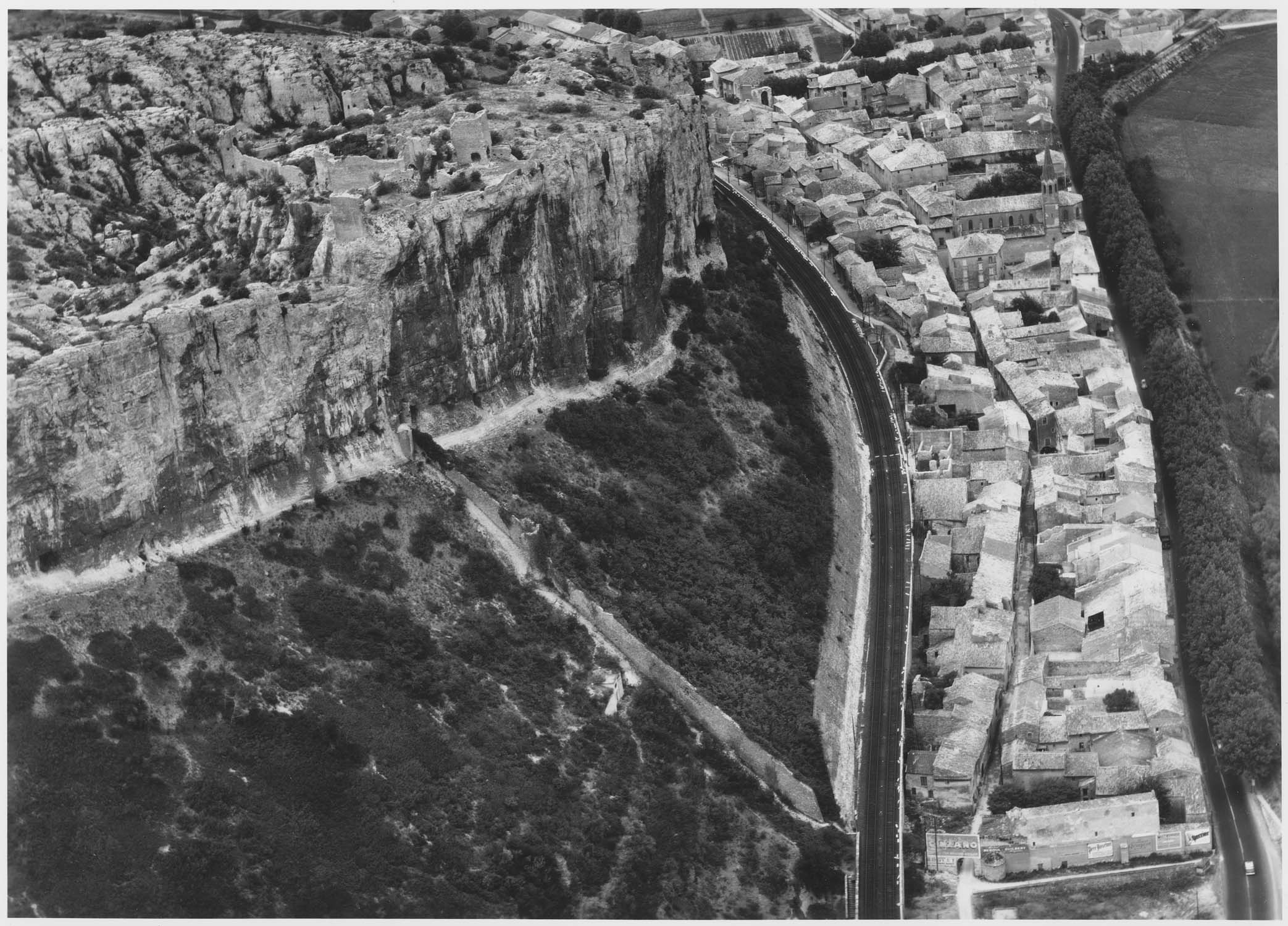 Village faisant face au château