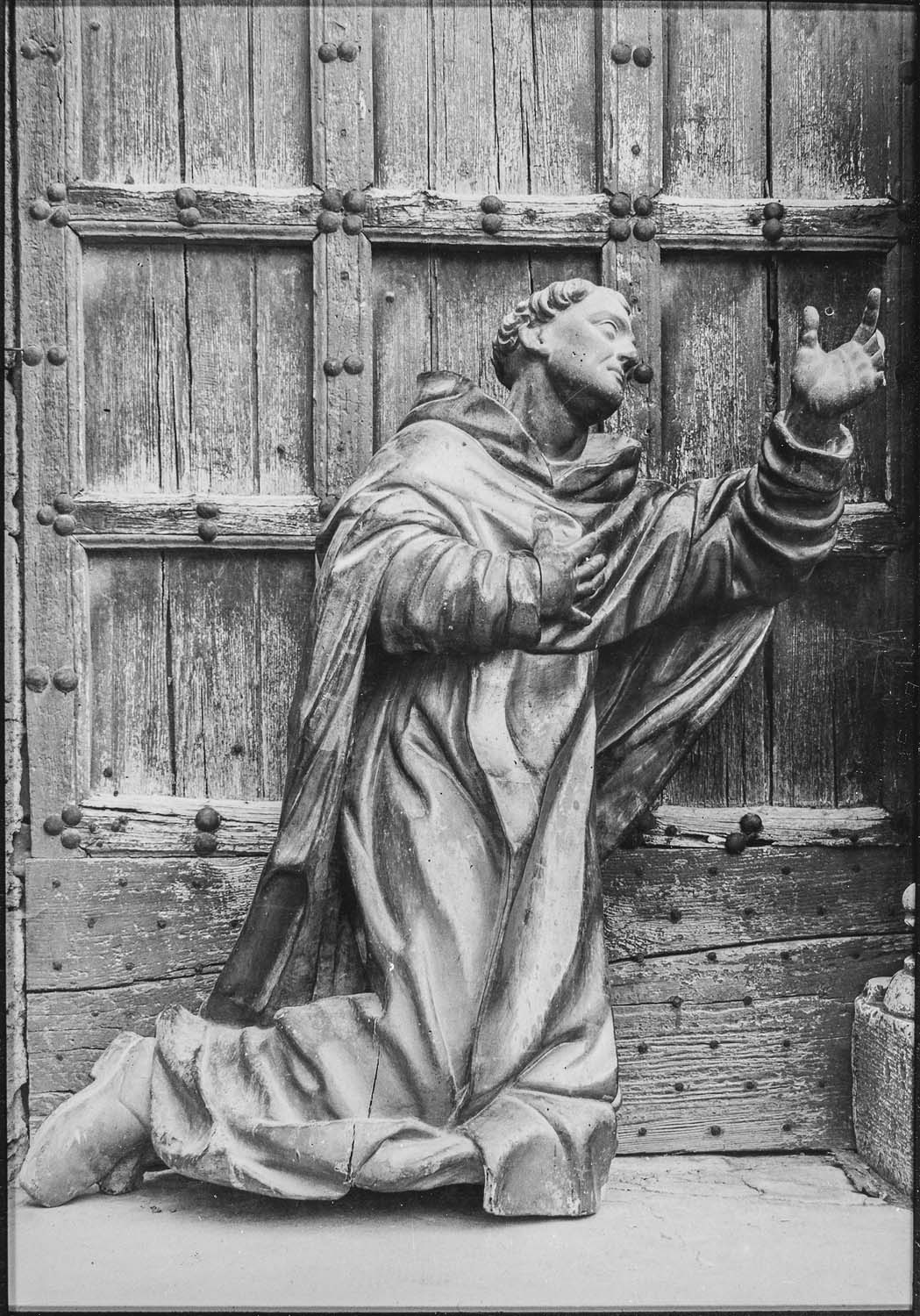 statue : religieux à genoux, vue générale