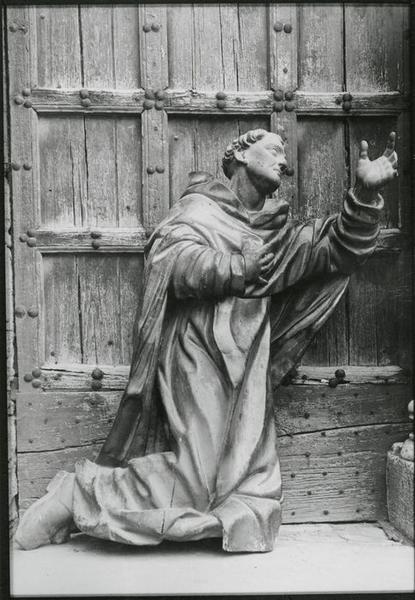 statue : religieux à genoux, vue générale