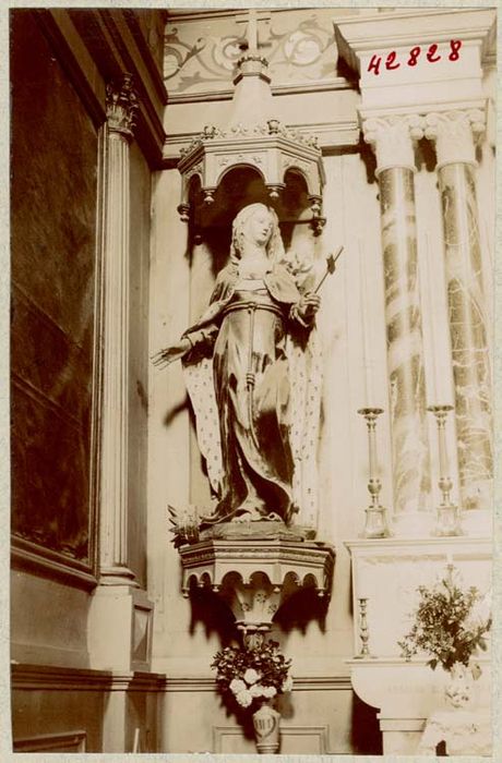 statue : Sainte Elisabeth