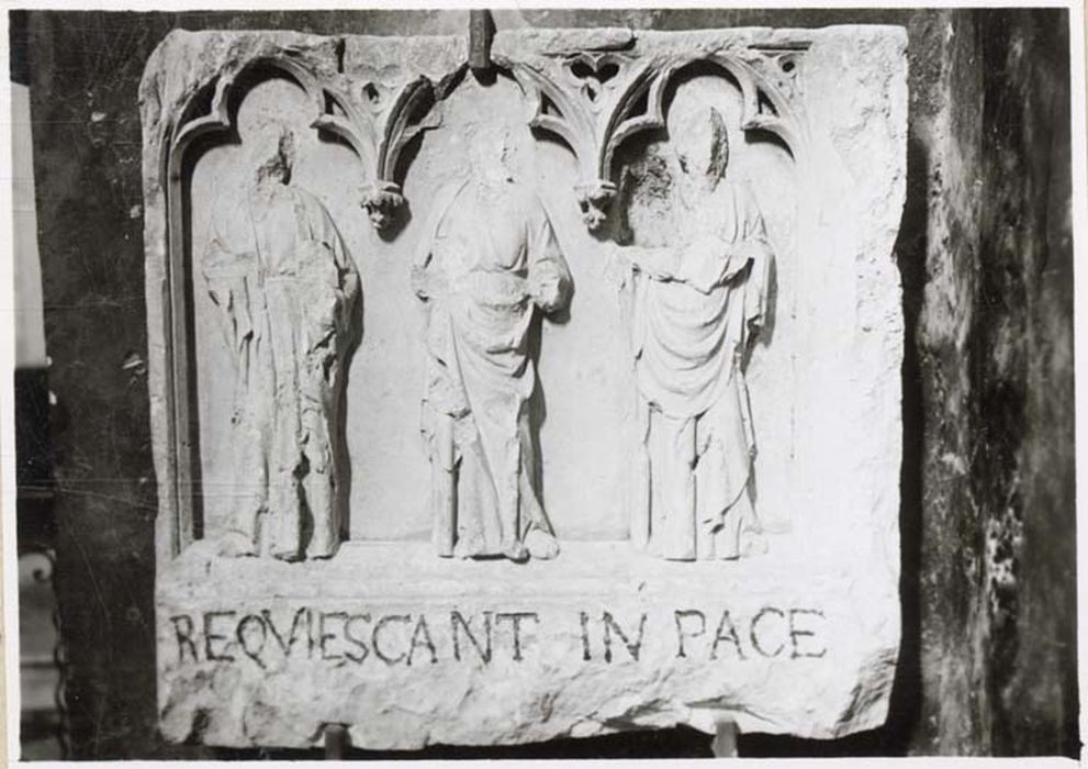 tombeau, bas-relief : trois personnages sous des arcatures