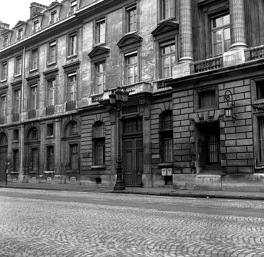 Façade sur la rue Royale : Rez-de-chaussée, 1e étage et une partie du 2e étage