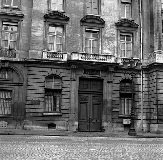 Façade sur la rue Royale : Entrée