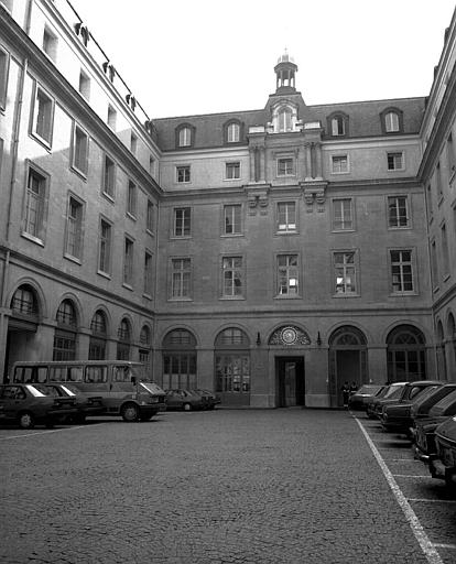 Cour intérieure vue de l'entrée