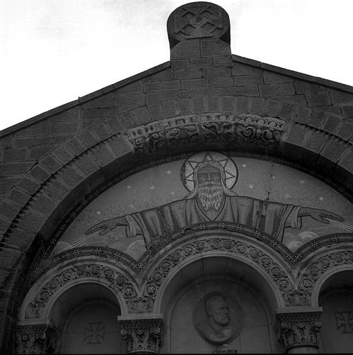 Tombeau de la famille Berlioz : Quatre claveaux en marbre blanc sculptés dans l'archivolte - © Ministère de la Culture (France), Médiathèque du patrimoine et de la photographie, diffusion GrandPalaisRmn Photo