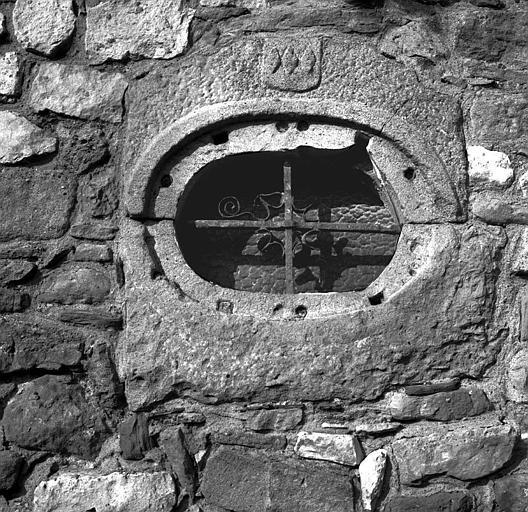 Armoiries en pierre de la famille de Voisins encastrées dans le mur sud de l'abside