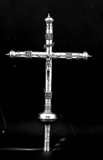 Croix processionnelle en laiton sur âme de bois, côté Christ (avers)