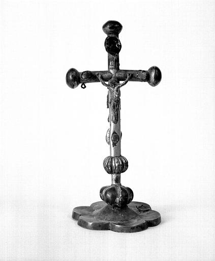 Croix d'autel en cuivre repoussé, parties émaillées avec deux figures en cuivre fondu et ciselé : Christ (avers)