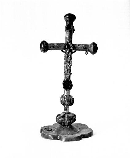 Croix d'autel en cuivre repoussé, parties émaillées avec deux figures en cuivre fondu et ciselé : Vierge à l'Enfant (revers)