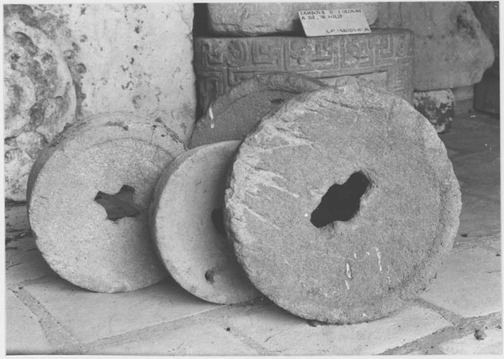 Inv. SAT 17 : Meules antiques trouvées au cours de fouilles au 19e s. au niveau du palais de justice, boulevard Béranger. Diam = 52 ; 50 ; 43 ; 38. Ep. = 12