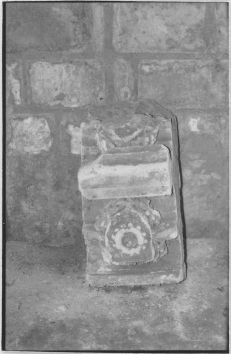 Inv. SAT 152 : Moulures ogivales à écusson provenant vraisemblablement de l’église Saint-Clément. H = 37 ; l = 65 ; ép. = 55. 15e ou 16e s.