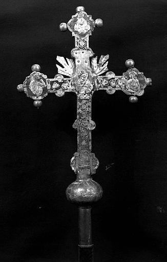 Croix processionnelle en argent doré et repoussé (revers)