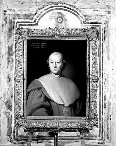 Peinture sur toile et son cadre en bois sculpté et doré (faisant partie des 14 portraits de donateurs et bienfaiteurs de l'hôpital) : Portrait de C.J.M.N. Perrency de Grobois, 1er Président du parlement de Besançon (25-07-1784)