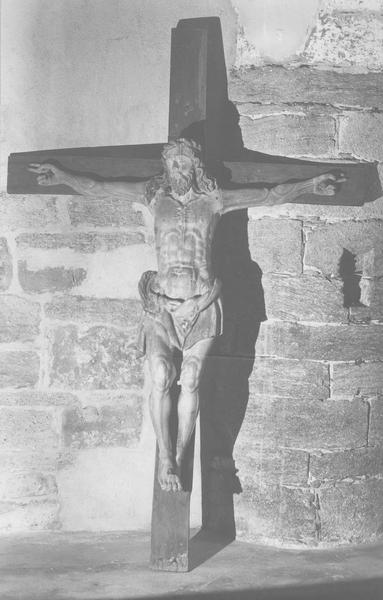 statue : Christ en croix, vue générale