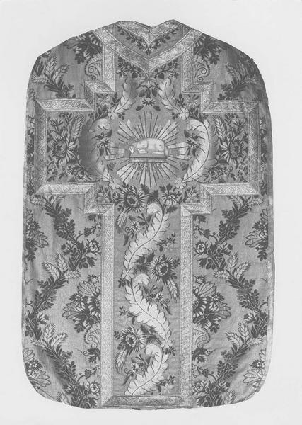 Chasuble, étole, manipule, bourse de corporal, voile de calice