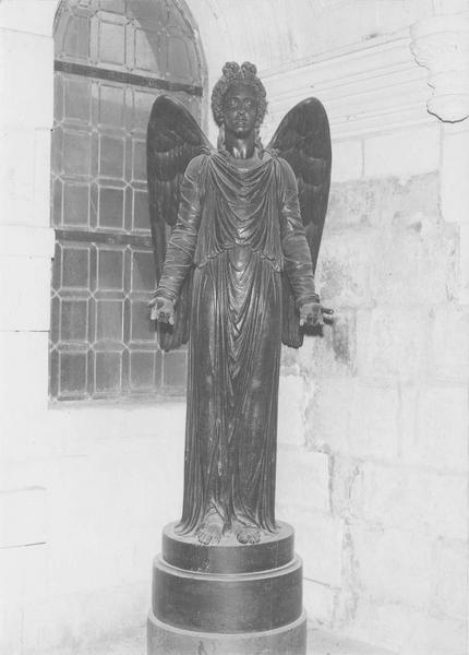 Statue : Ange porte-livre