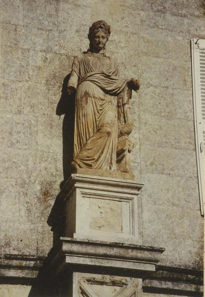 statue : Calliope, vue générale