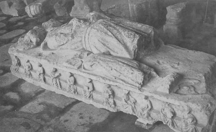 tombeau d'un Parthenay-Larchevêque, vue générale - © Ministère de la Culture (France), Médiathèque du patrimoine et de la photographie (objets mobiliers), tous droits réservés