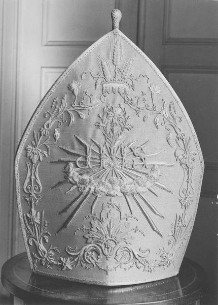 mitre épiscopale, vue générale - © Ministère de la Culture (France), Médiathèque du patrimoine et de la photographie (objets mobiliers), tous droits réservés