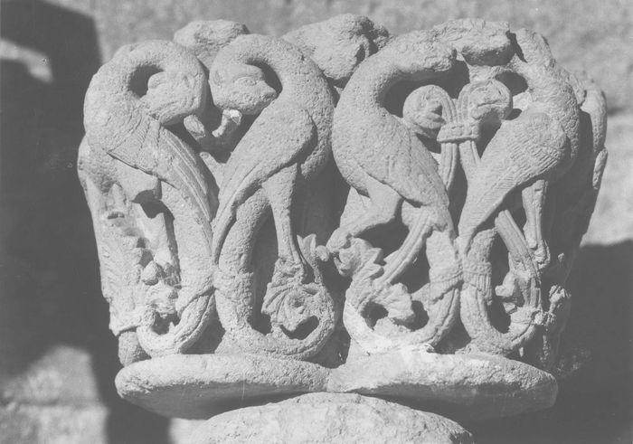 chapiteau : oiseaux affrontés par paires, vue générale - © Ministère de la Culture (France), Médiathèque du patrimoine et de la photographie (objets mobiliers), tous droits réservés