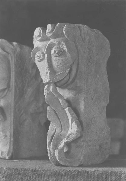 claveau : masque suçant une feuille, vue générale - © Ministère de la Culture (France), Médiathèque du patrimoine et de la photographie (objets mobiliers), tous droits réservés