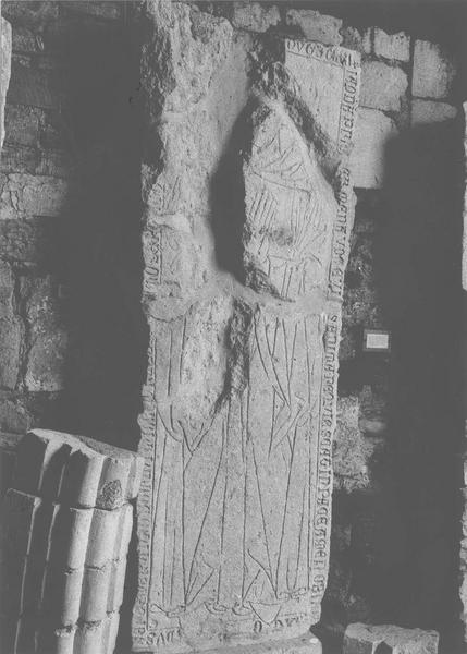 dalle funéraire d'Hugues de la Rivière, vue générale - © Ministère de la Culture (France), Médiathèque du patrimoine et de la photographie (objets mobiliers), tous droits réservés