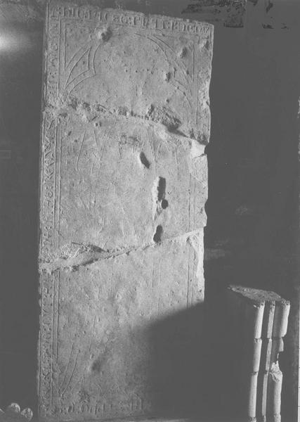 dalle funéraire de Jean de Cursay, vue générale - © Ministère de la Culture (France), Médiathèque du patrimoine et de la photographie (objets mobiliers), tous droits réservés