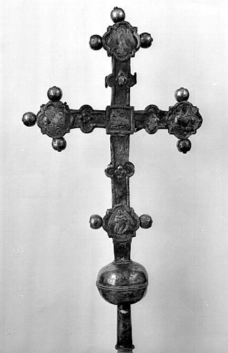 Croix processionnelle quadrilobée avec décor d'évangiles en bronze argenté (revers)