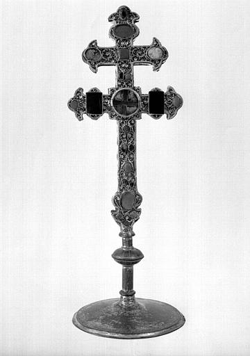 Croix reliquaire à double traverse en argent doré et filigrané (avers)