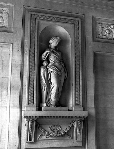 Statue dans le grand escalier