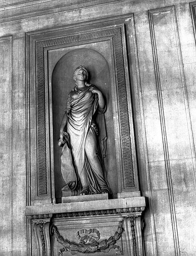 Statue dans le grand escalier : L'Architecture