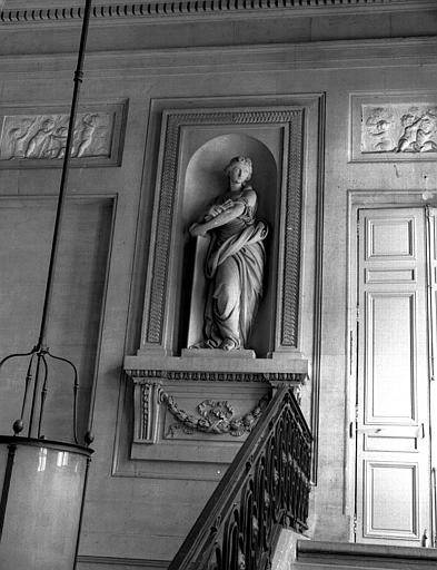 Statue dans le grand escalier : La Peinture