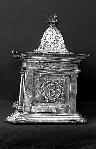 Châsse reliquaire de saint Proserpine en argent repoussé sur âme de bois (face droite)