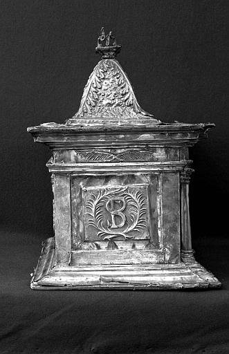 Châsse reliquaire de saint Proserpine en argent repoussé sur âme de bois (face gauche)