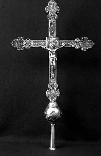 Croix processionnelle en argent repoussé en partie doré sur âme de bois (avers)