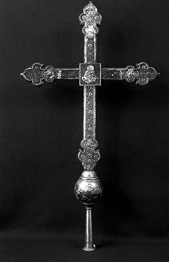 Croix processionnelle en argent repoussé en partie doré sur âme de bois (revers)