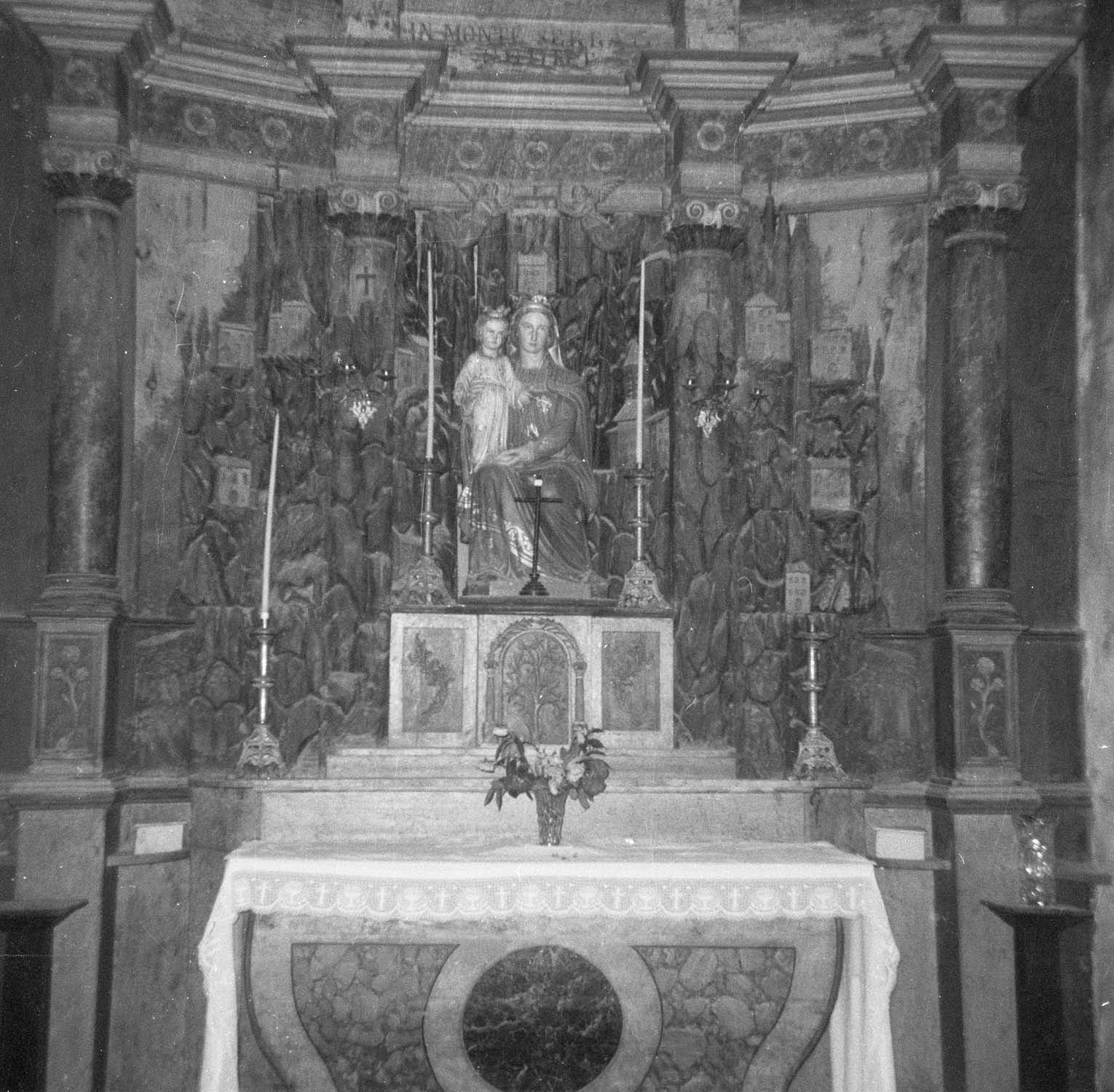 Retable du transept sud, ensemble de l'autel, tabernacle, statue de la Vierge et l'Enfant, mobilier de l'autel: candélabres, croix