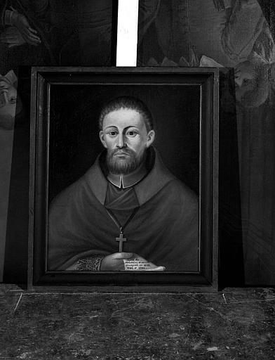 Peinture sur toile : Portrait d'évêque tenant à la main un manuscrit intitulé 'Enquête de ma ville épiscopale en 1583, 1590, 1592'