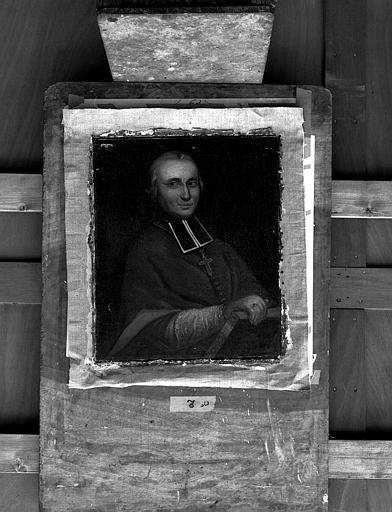 Peinture sur toile : Portrait d'évêque, rabat à liseré blanc, camaïl à bord retourné sur manche droite, bras de manche en dentelle et anneau pastoral, tenant une bible